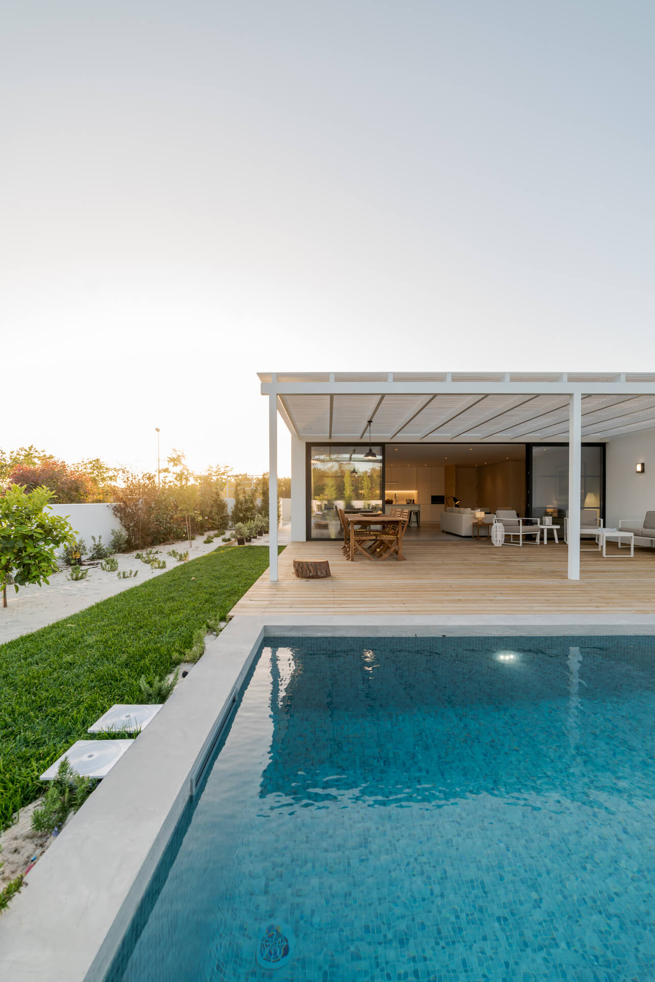 casa moderna com jardim piscina e madeira