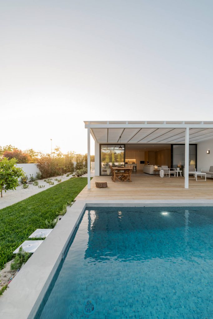 casa moderna com jardim piscina e madeira
