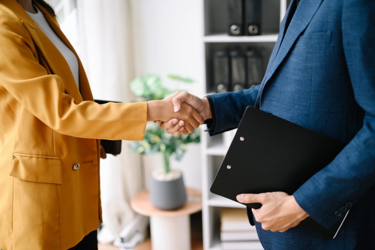 Dois homens de negócios confiantes apertando as mãos durante uma reunião de escritório, sucesso, negócios, saudação e parceiro à luz do sol.