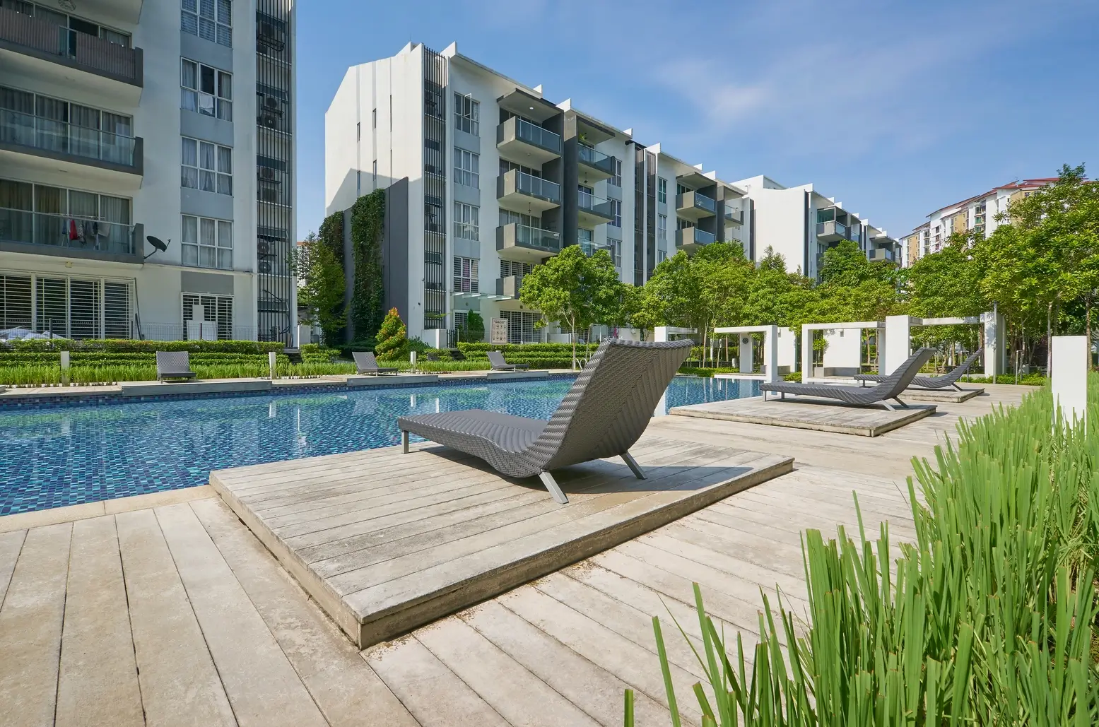 Apartamento moderno com piscinas e cadeira de tomar sol